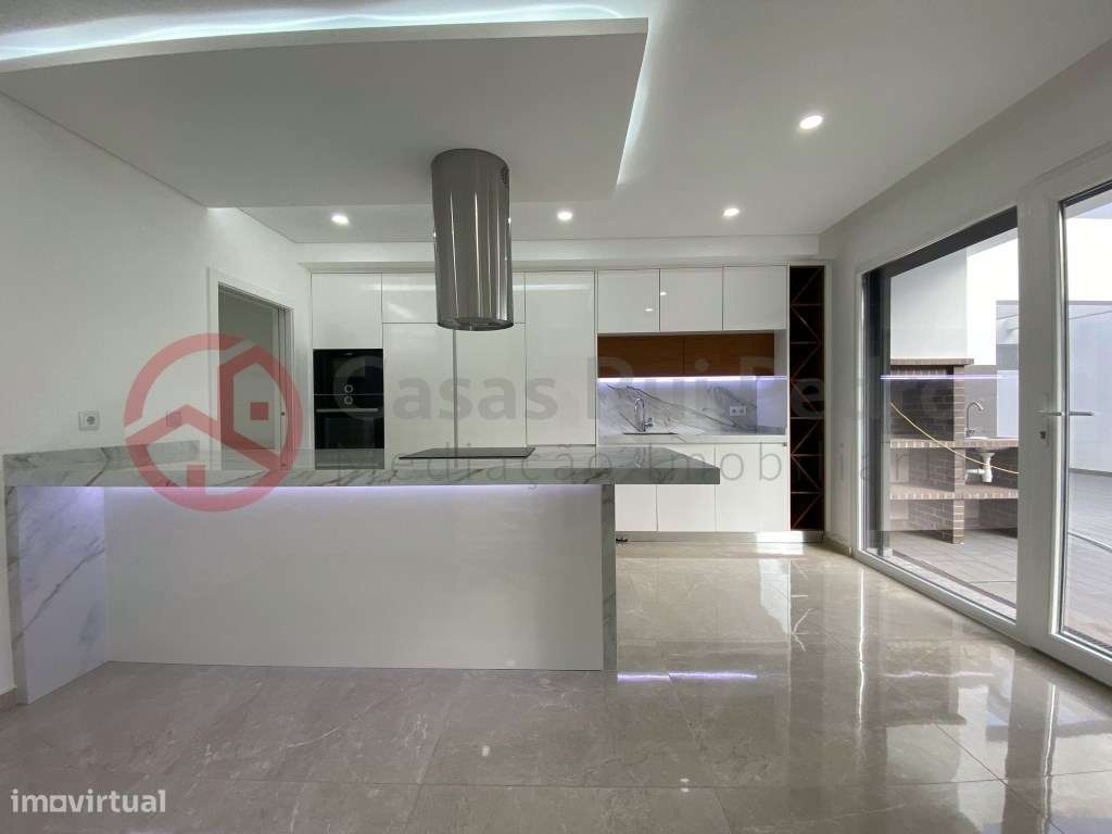 Moradia T4 isolada, com piscina, na Quinta de Valadares, Corroios - Grande imagem: 2/35