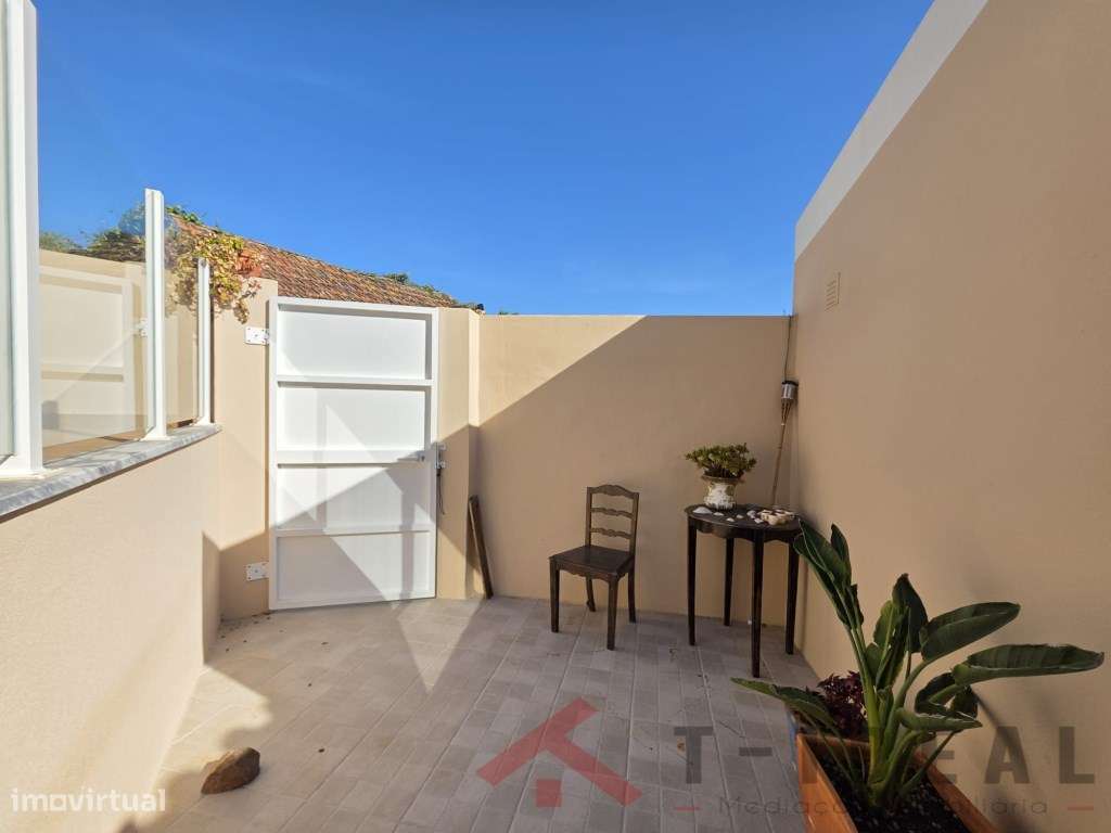 Moradia Renovada com Espaço Exterior-30