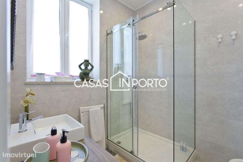 Moradia T4 de Traça Antiga Renovado com Licença AL-23