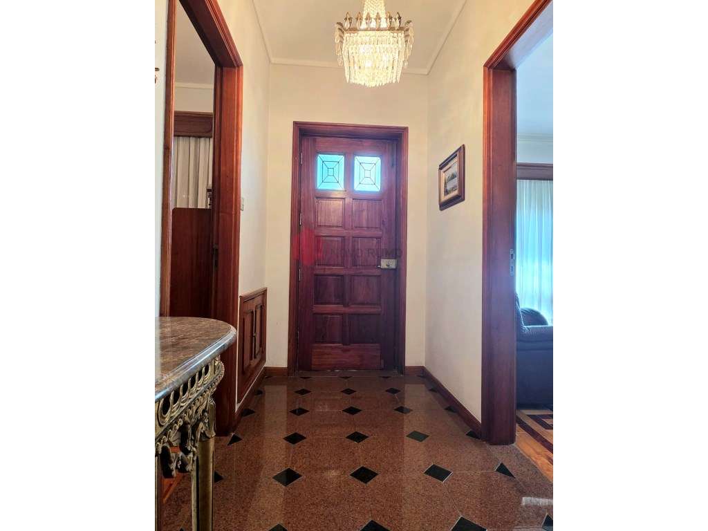 Moradia T6 de 4 frentes em Nogueira da Maia Excelente estado, áreas...-13