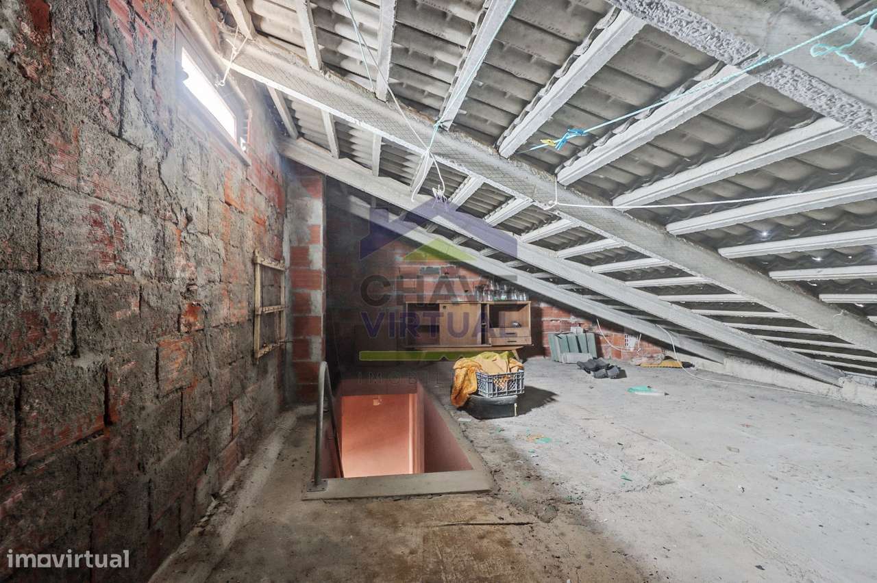 Moradia V3 com Terreno Urbano e Garagem - Seixal, Lourinhã-47