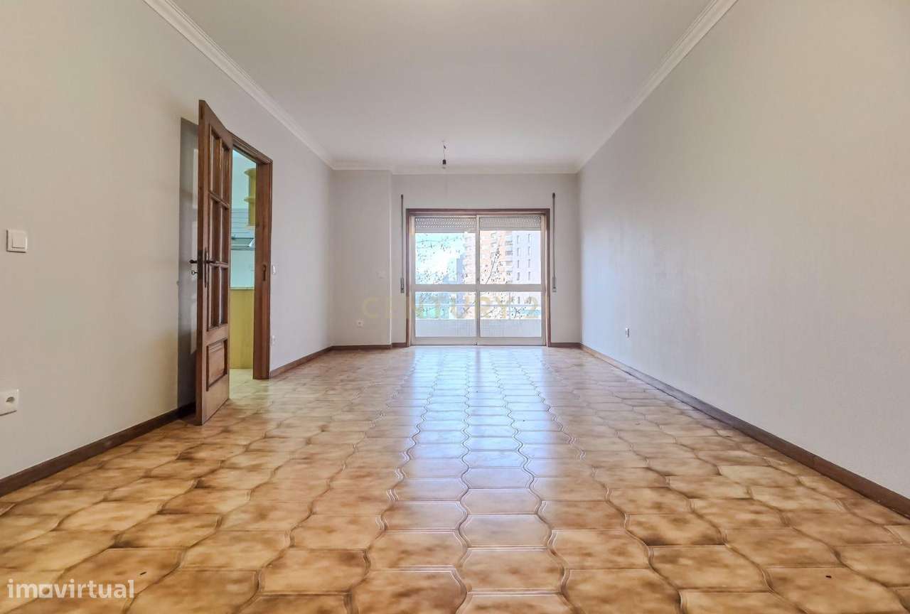 T3 com Varanda, Lareira, Luz Natural e Estacionamento – Rua Padre Antó - Grande imagem: 5/25