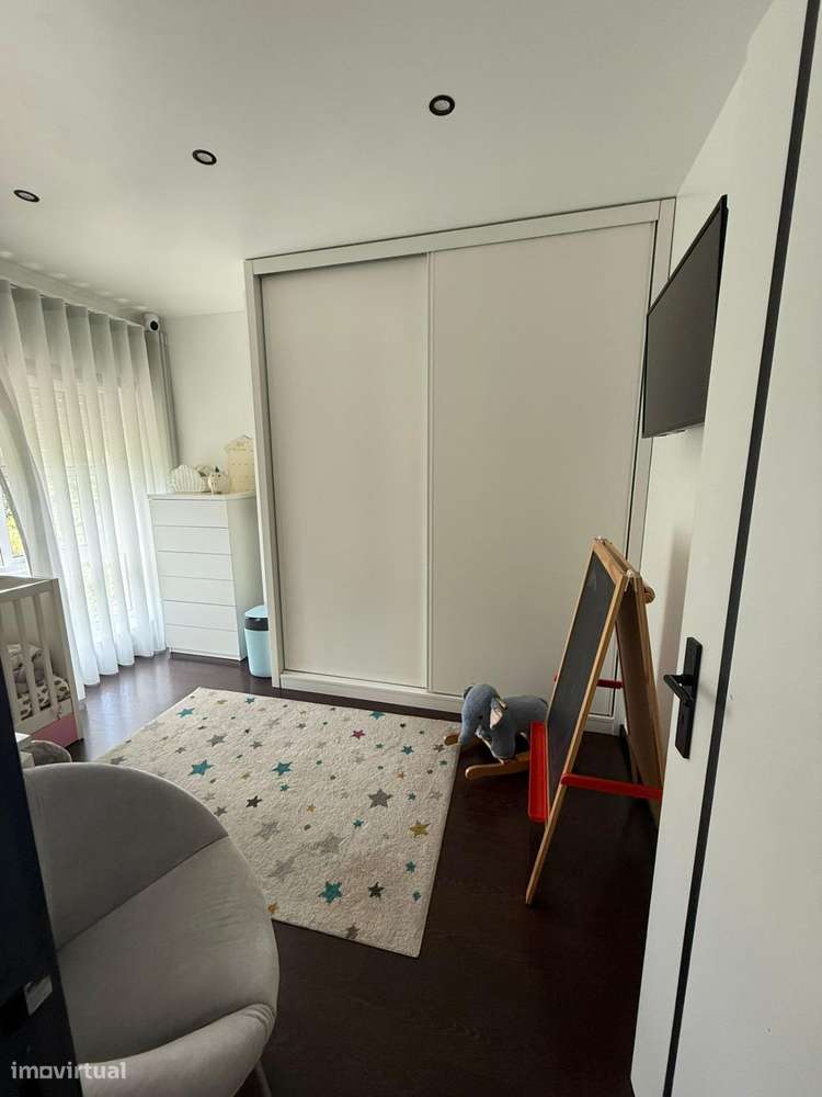 Moradia geminada Bi-Familiar T3 + T1 — Dois espaços...-18