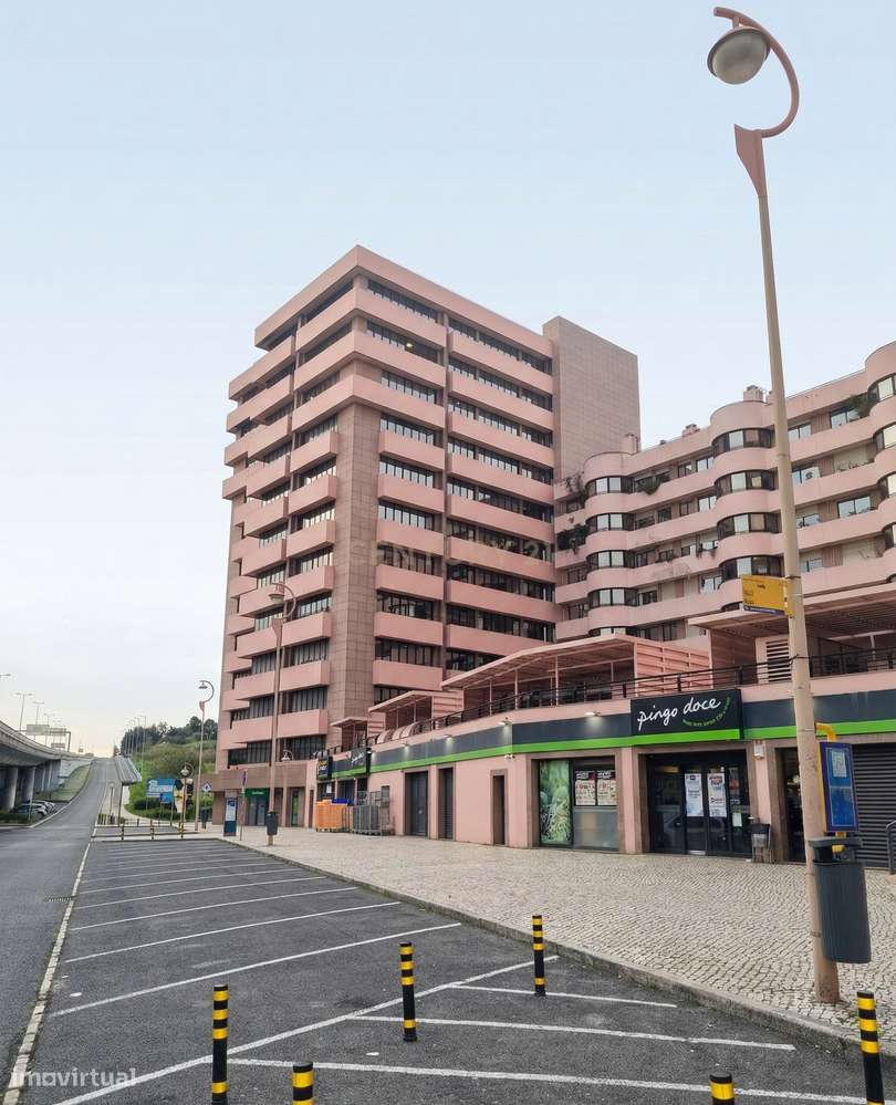 Escritório com Luz, escala e centralidade no 10.º andar de um edifício-1