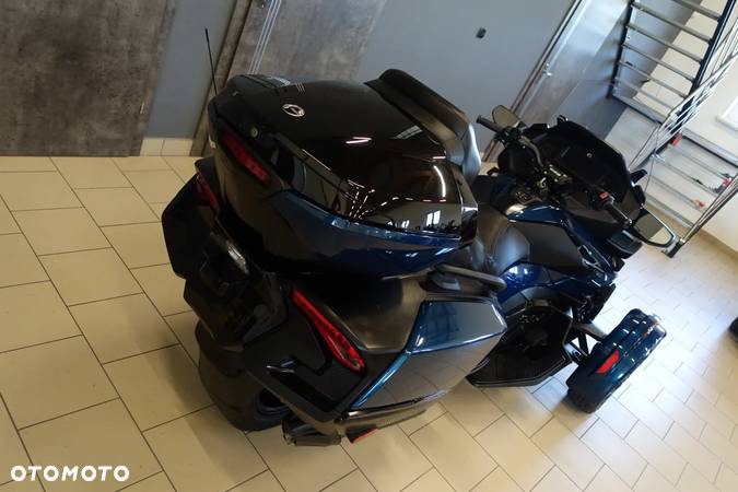 Can-Am Spyder - 10