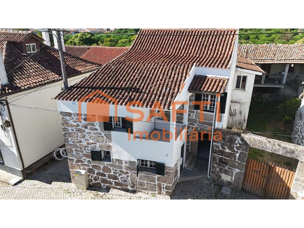 Moradia Típica Beirã Construída em Granito, em Cabanas de Viriato - Grande imagem: 4/43