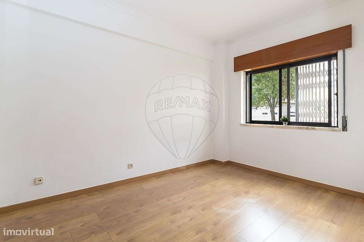 Apartamento T2 com Arrecadação em Paio Pires-18