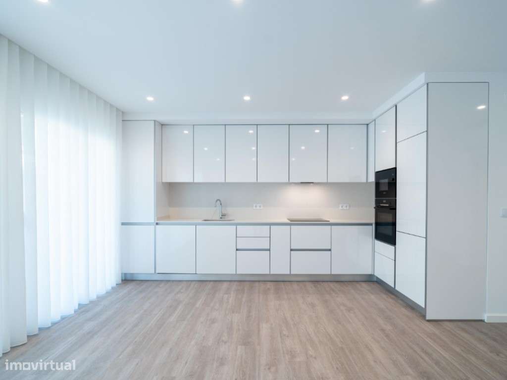 Viva junto ao mar: T2 com garagem e varanda a dois passos da praia,... - Grande imagem: 2/42