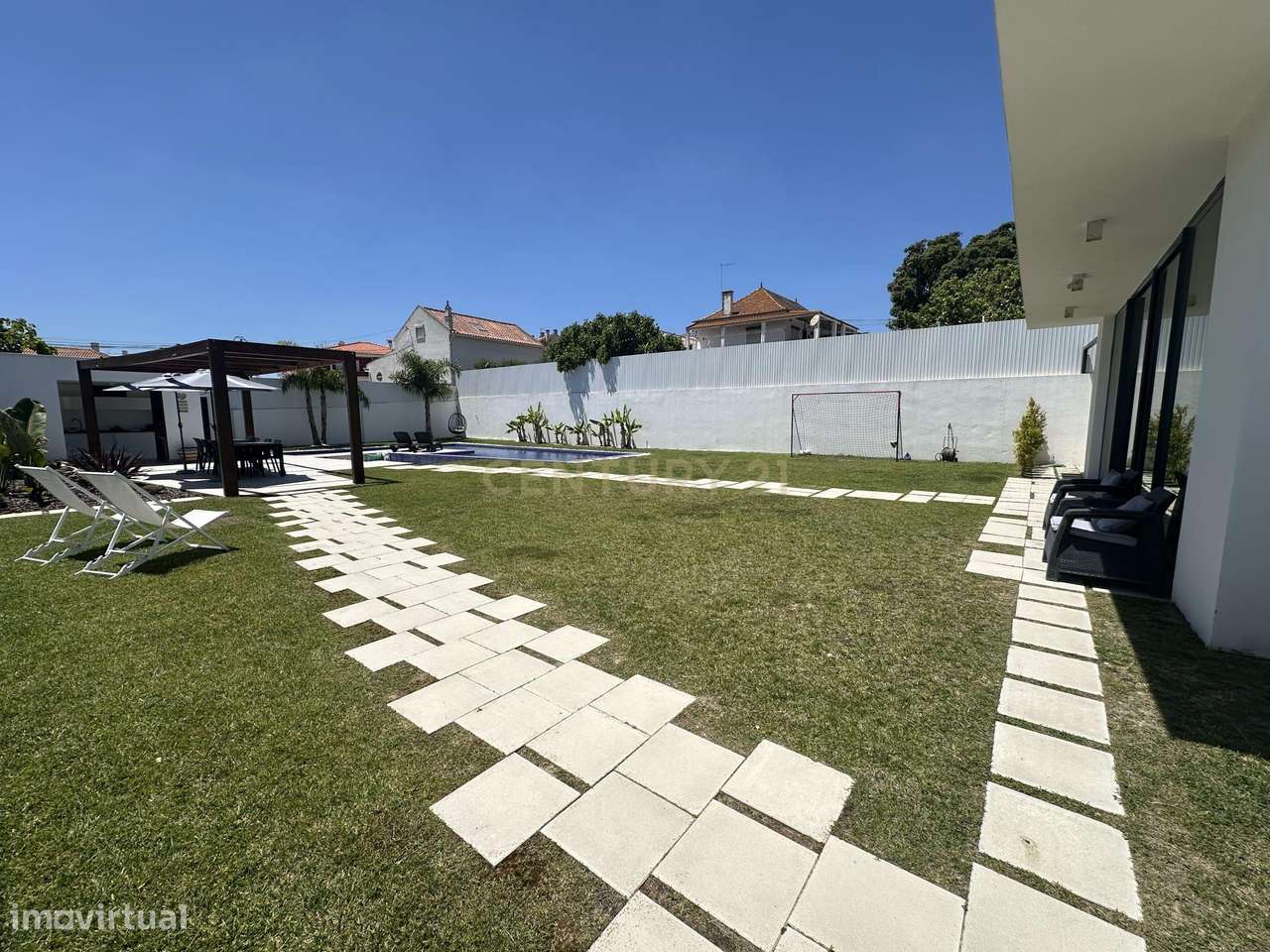 Moradia Térrea com Piscina aquecida e excelente jardim. Localizada em-9