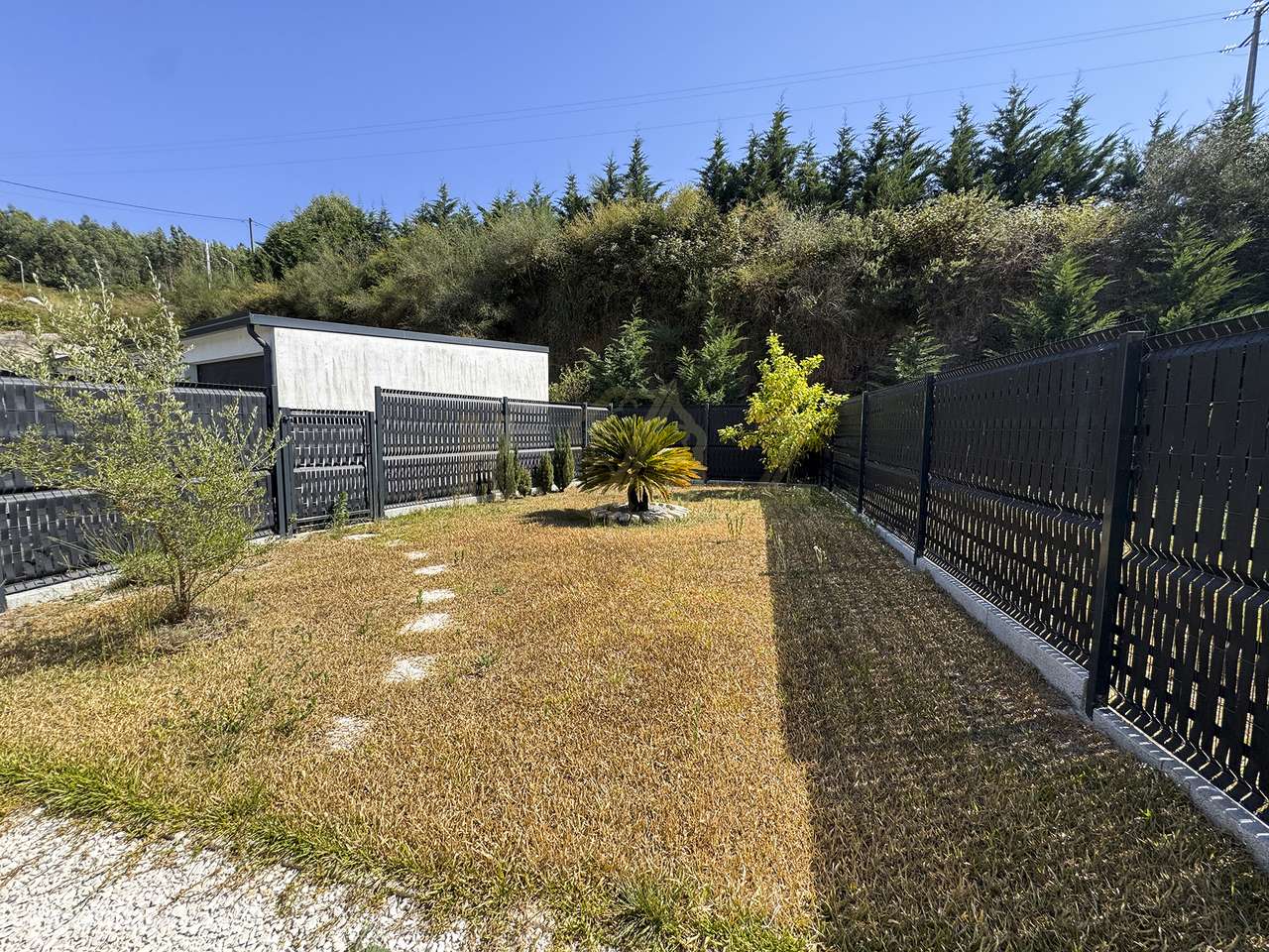 Moradia em Banda T2 - Enorme Jardim privado-12