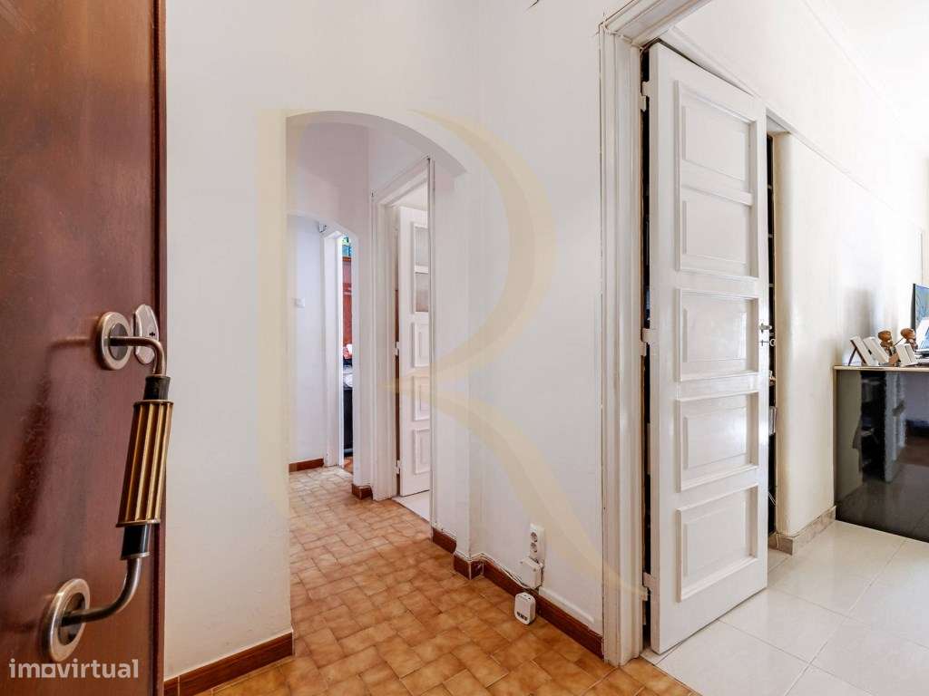 Apartamento T2 com quintal e elevador em Ajuda - Lisboa-5