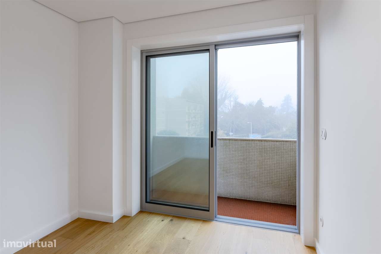 Apartamento T3 Renovado com Varandas na Avenida da Boavista-16