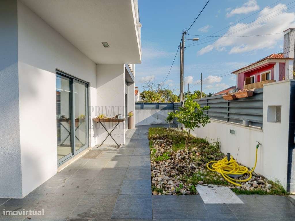 Moradia T4 na Aroeira, contemporânea com piscina e cave-48