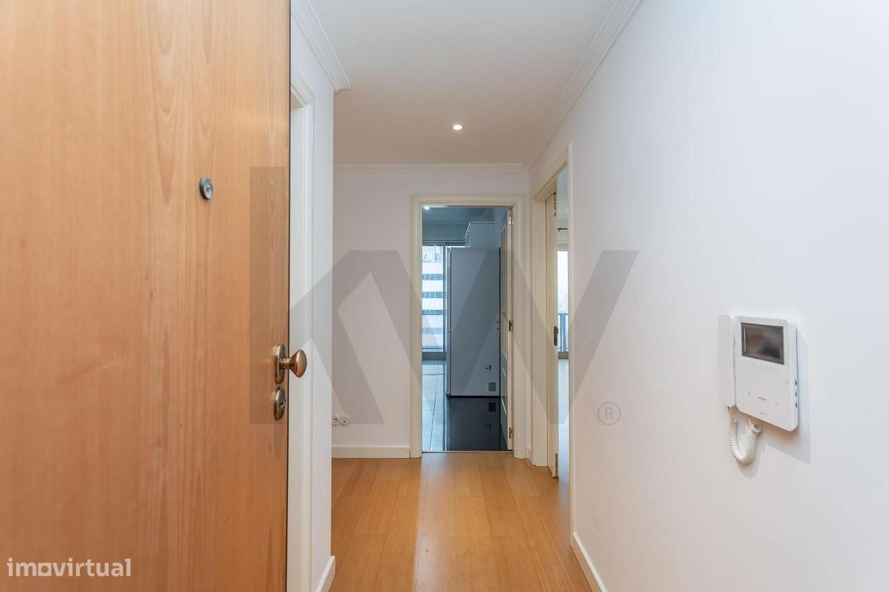 Praça de Espanha | T1 c/ estacionamento e varanda em Edf. de prestígio-21