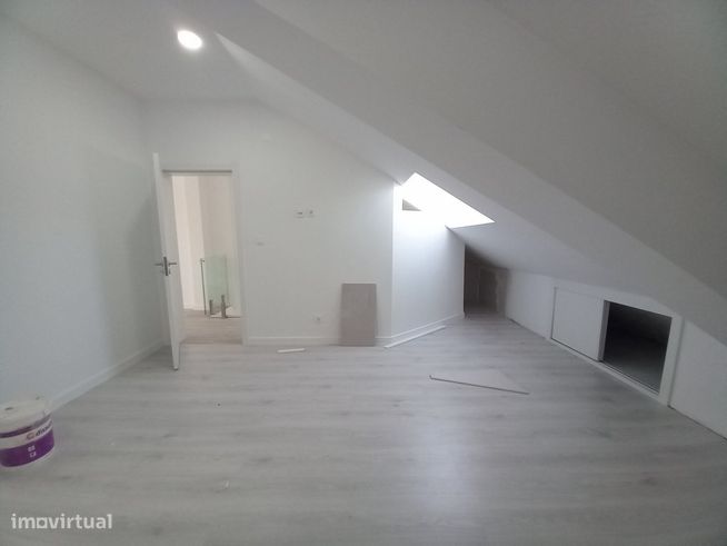 Apartamento Duplex Totalmente Remodelado na Costa da Caparica-23