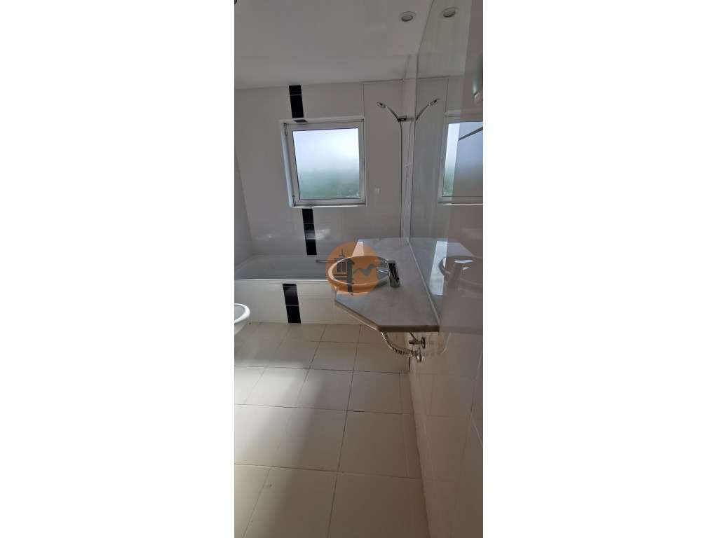 Moradia totalmente renovada numa zona calma onde predomina a habita...-43