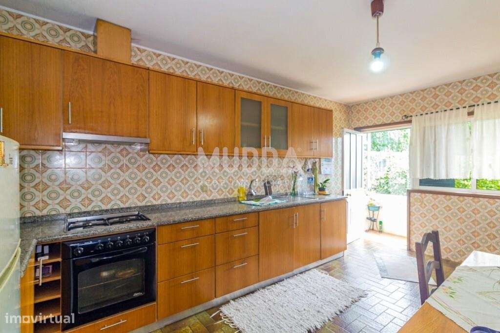 Moradia BI-FAMILIAR com amplas varandas-12