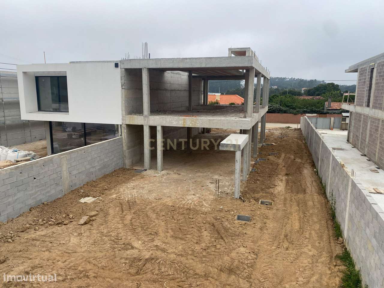 Terreno  com moradia em construção na fase de estabilidade  com projet - Grande imagem: 4/7
