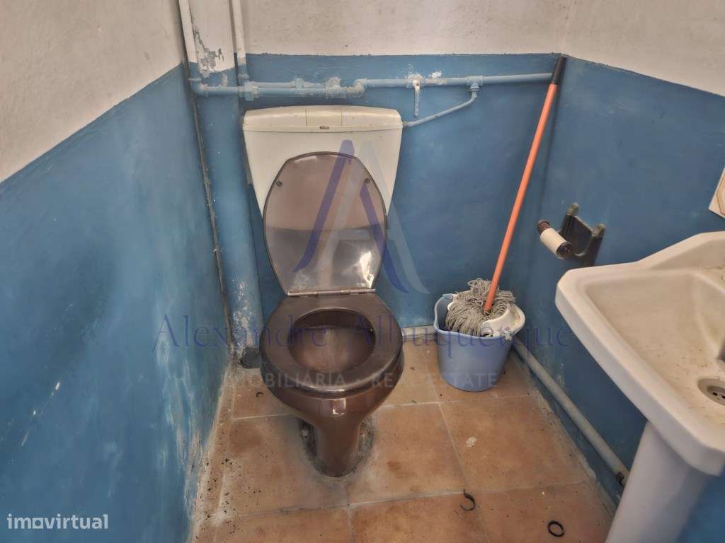 Moradia com anexo e espaço comercial.-29