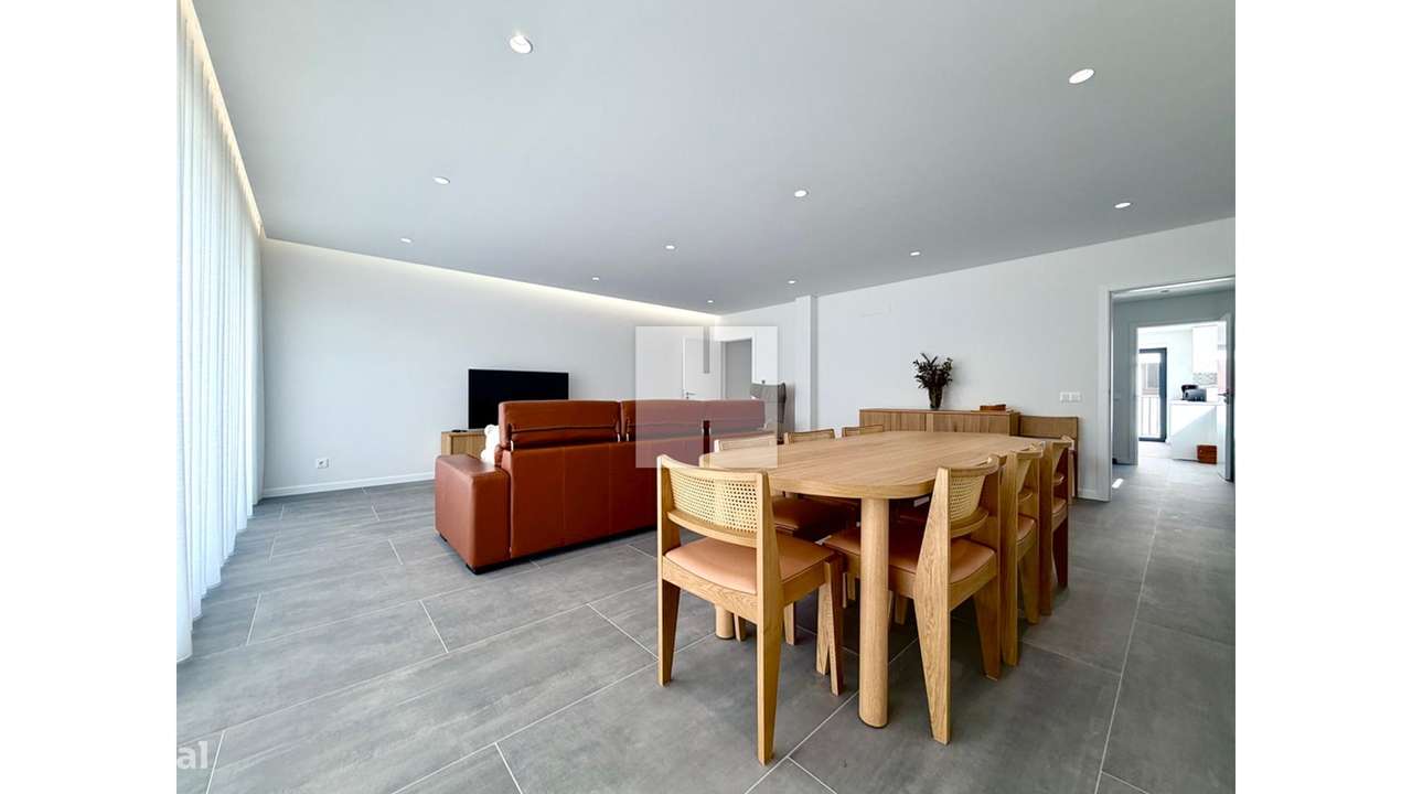 Moradia T4 Nova e Completa-23