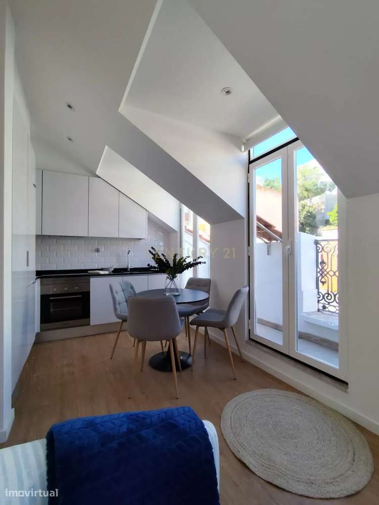 T2 Remodelado com Vista de Rio e Varanda – Próximo de Santa Apolónia - Grande imagem: 2/20