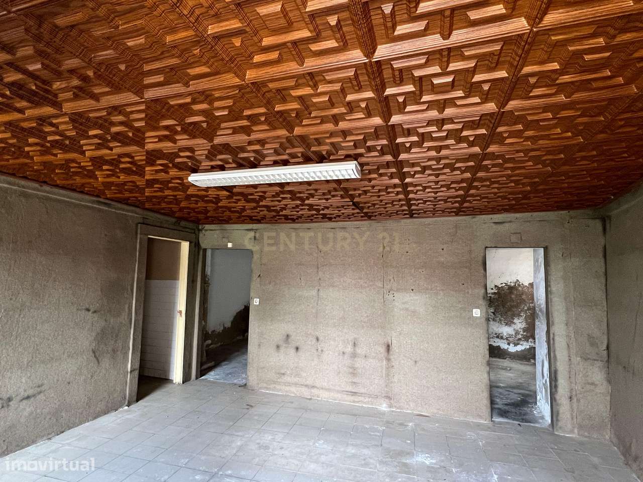 Prédio de quatro andares, composto por unidades independentes, situado - Grande imagem: 5/19