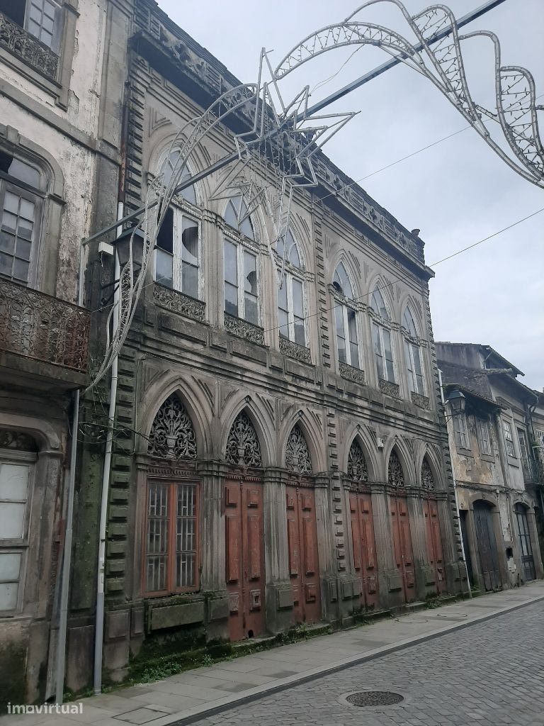 Prédio no centro da vila