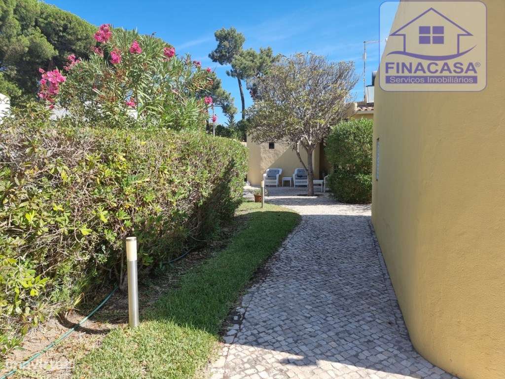 Moradia V3 toda térrea isolada com piscina,jardim e garagem - Vilam...-7