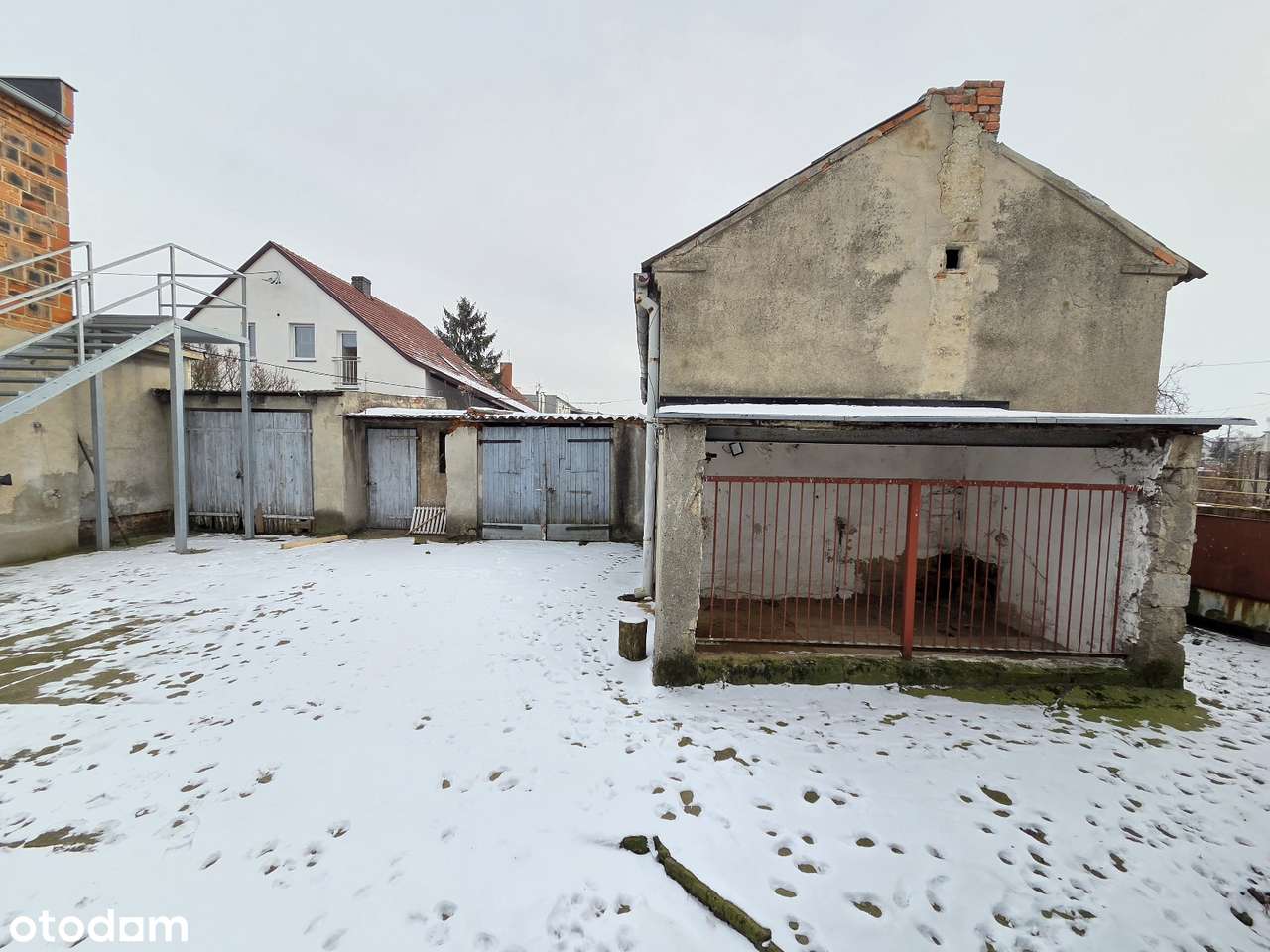 Dom bliźniak z garażem, budynkami gospodarczymi i piwnicą w Śmiglu-4