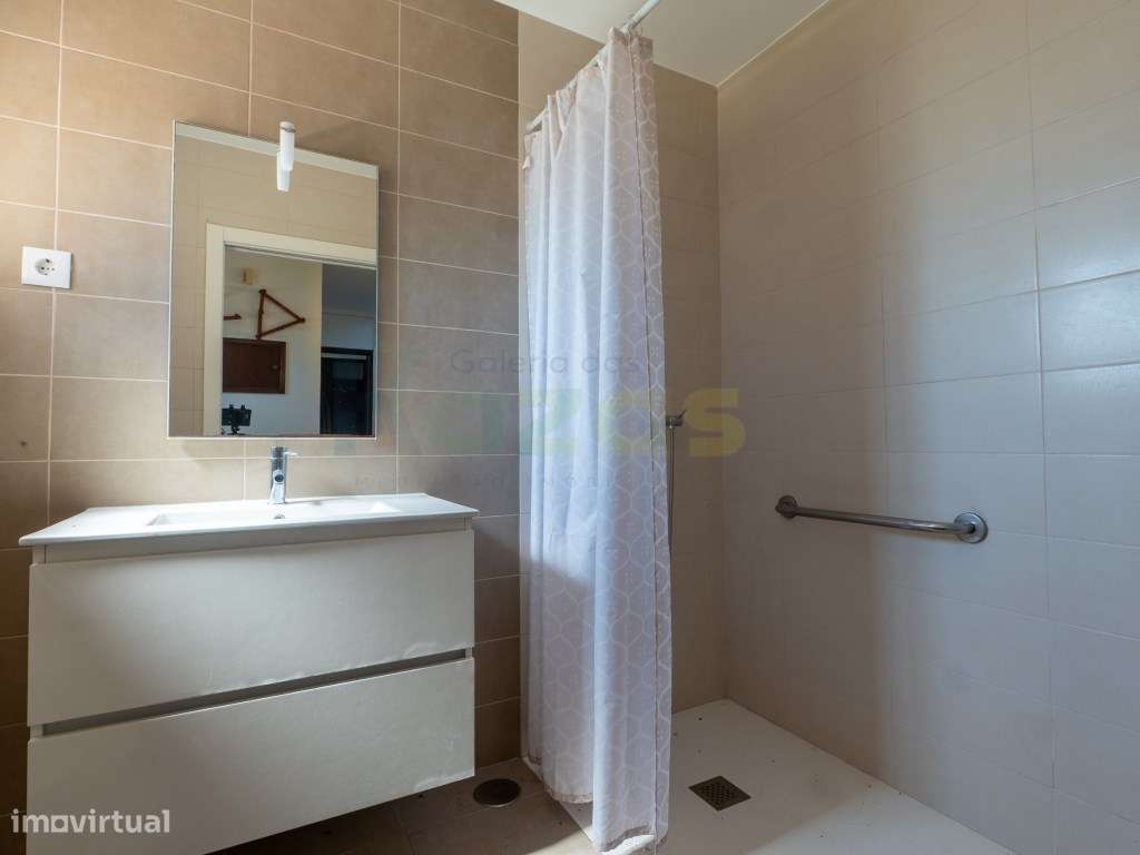 Moradia Usada T4, em banda, na Nazaré.-7