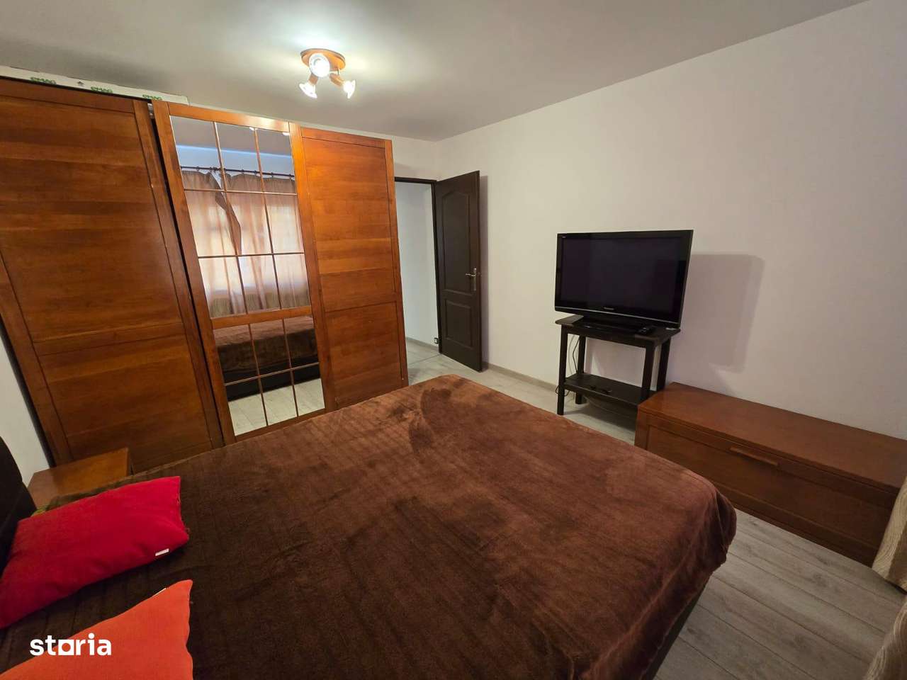 Vând apartament 3 camere decomandat situat în zona Strand - Imagine principală: 4/8