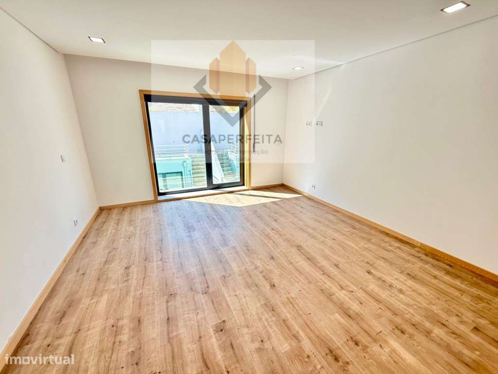 Moradia T3 + Escritório/ Salão com 2 Frentes, Terraços e Jardim - M... - Grande imagem: 5/35