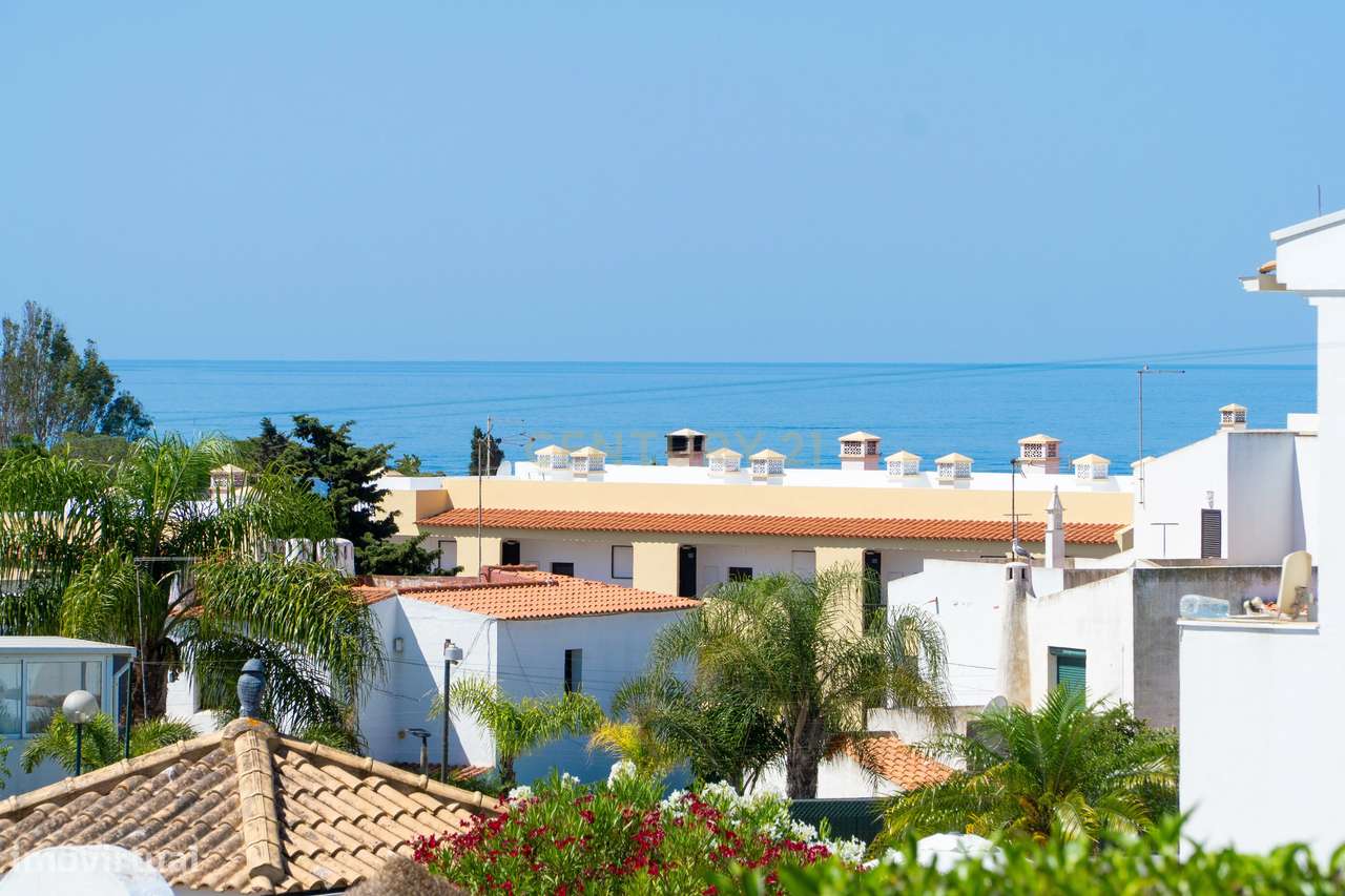 Moradia V2+1 com Piscina, Jardim Carport e Vista Mar em Localização Pr - Grande imagem: 2/43