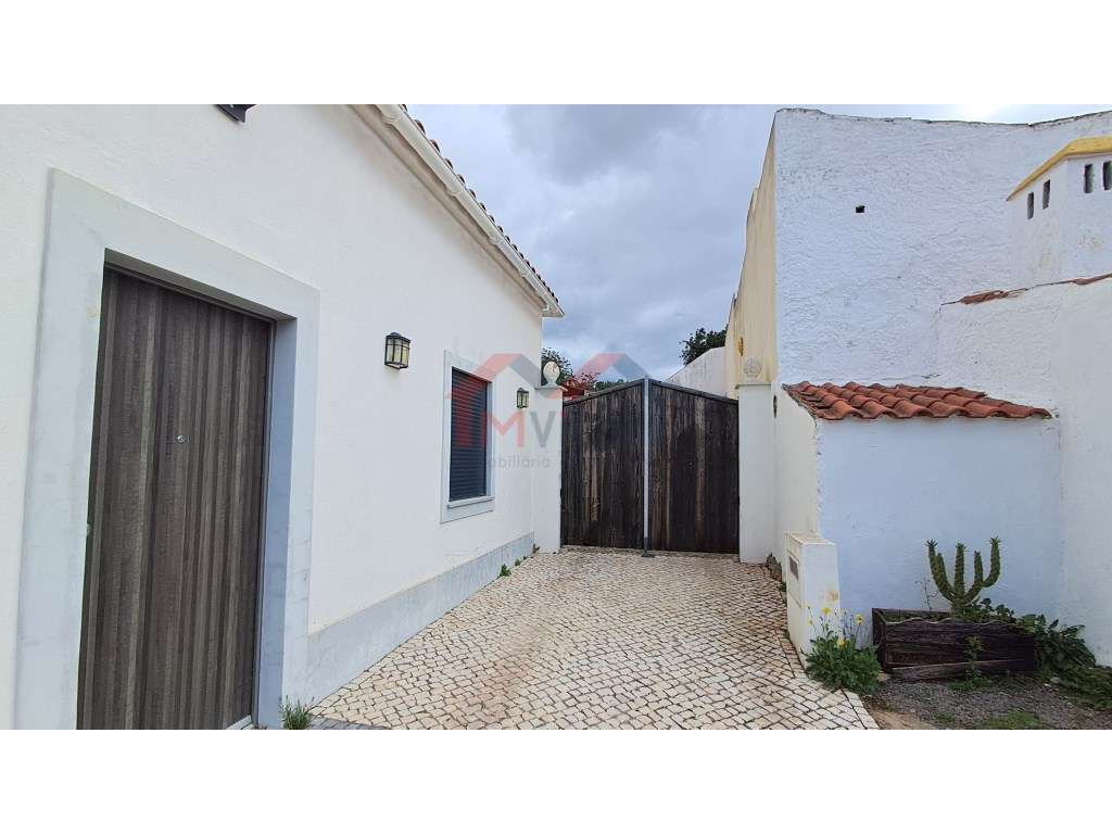 Moradia V2 Renovada com 2 anexos - Salir-39