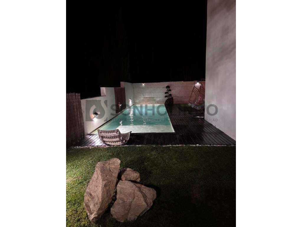 Moradia T4 com piscina de 3 frentes com excelentes áreas, tanto a n...-43