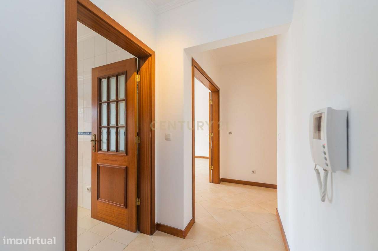 Excelente apartamento T2 com parqueamento em Rio de Mouro-7