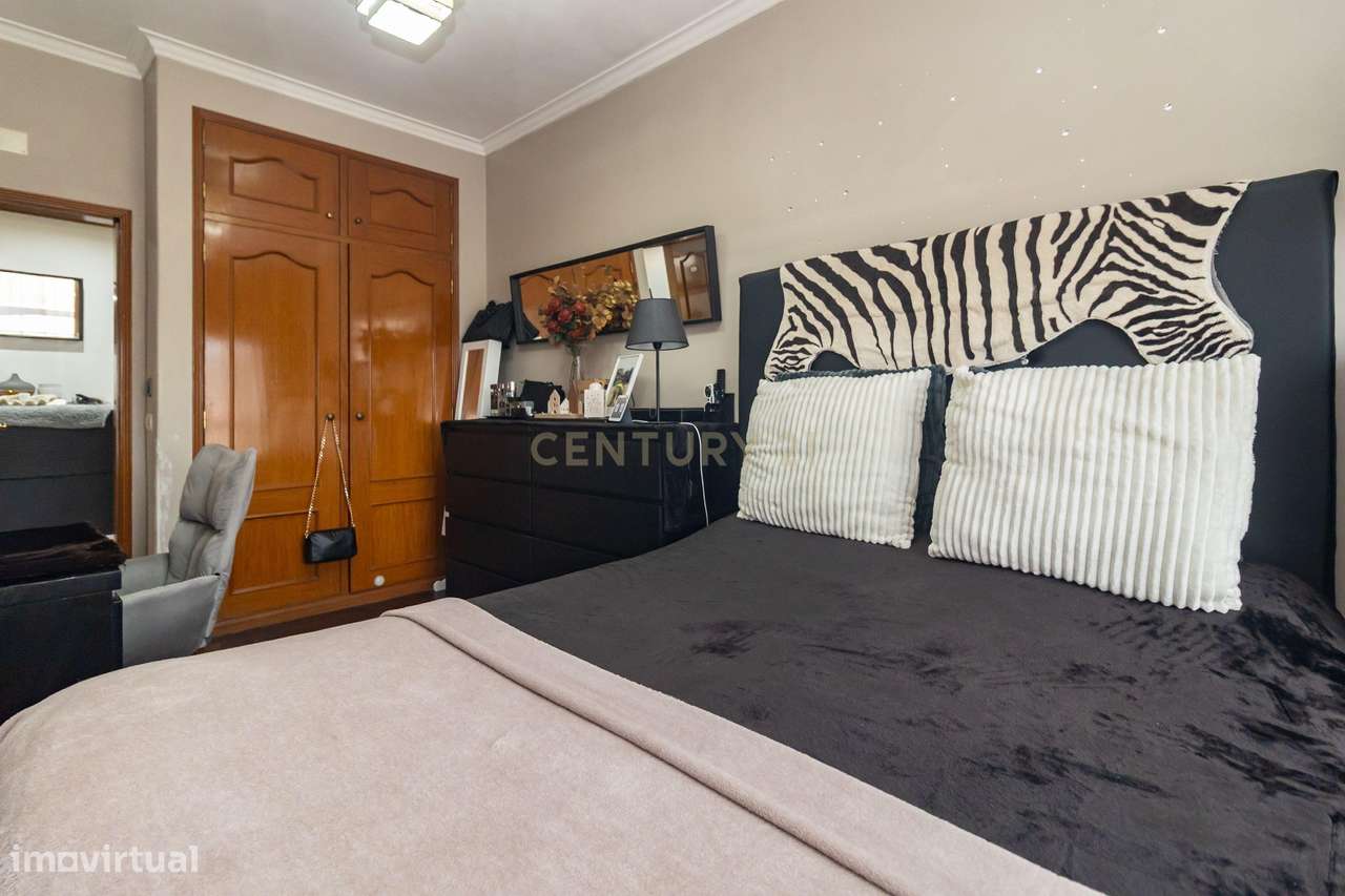 Magnifico T2, no Laranjeiro, perto do Alfeite, construção de 2002, pré-28