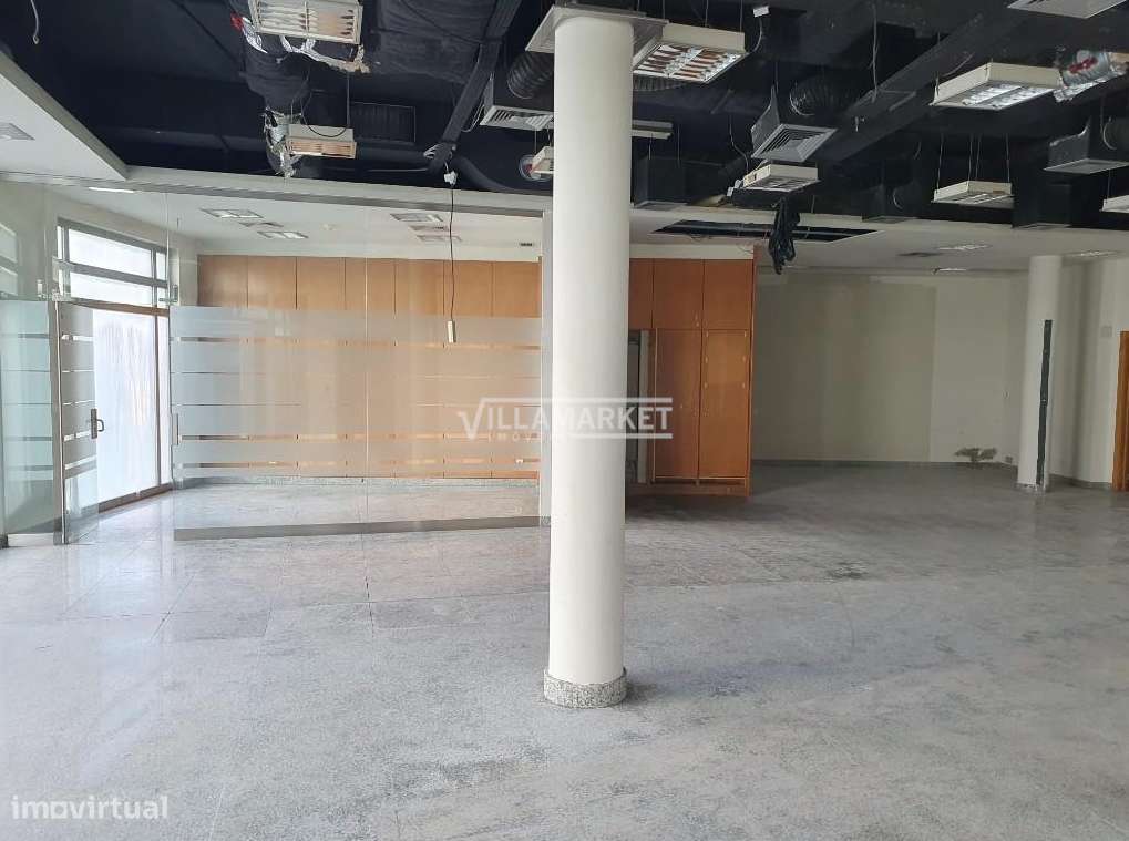 Loja da banca com 221 m2 situada na EN 118 em pleno Centro de Samora C-6