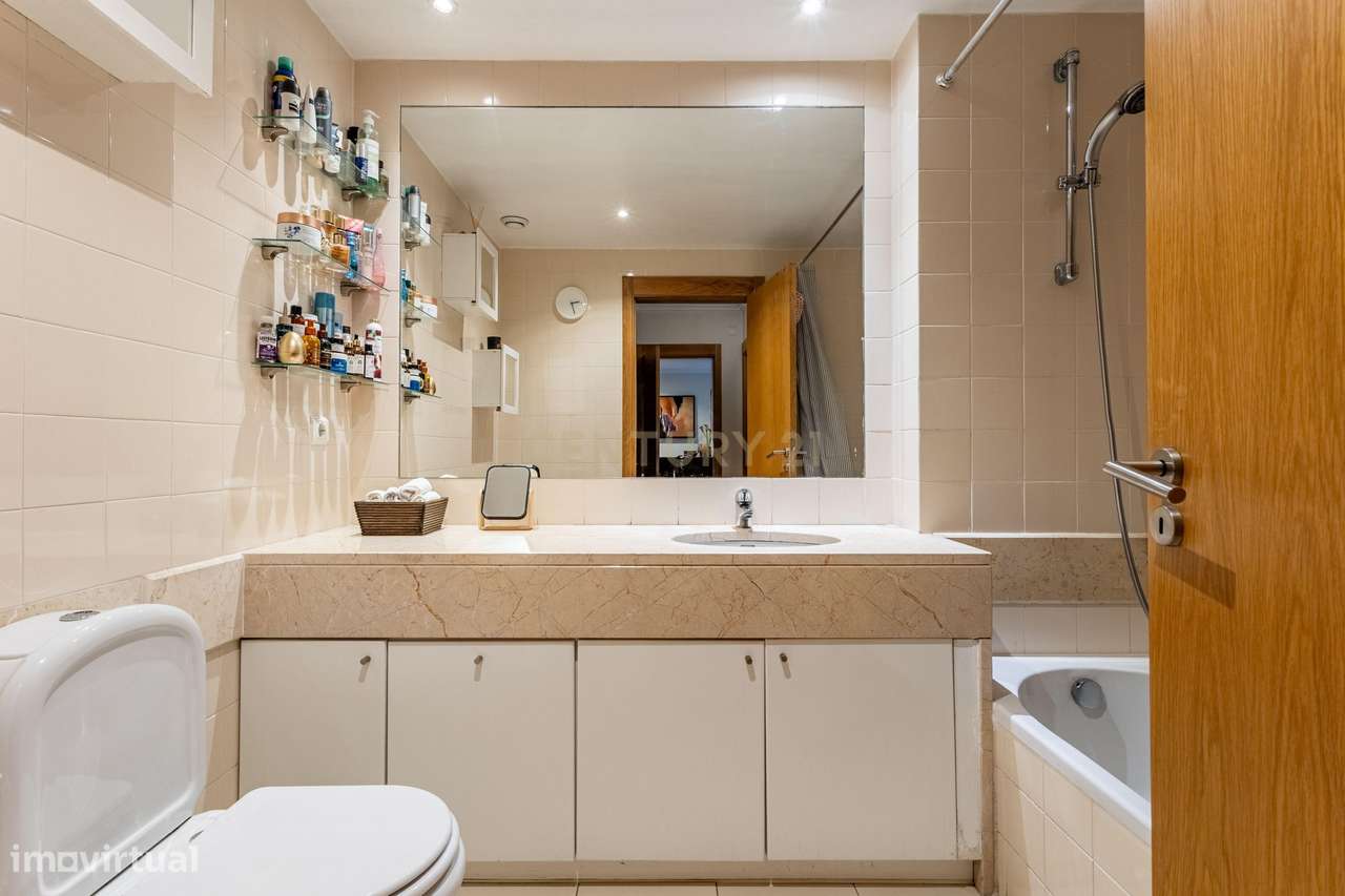 T2 com varanda, arrecadação e lugar de garagem – Rua São Bento Menni,-16