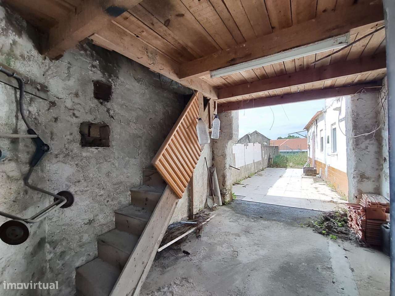 MORADIA EM ESGUEIRA PARA RECUPERAR - Grande imagem: 2/9