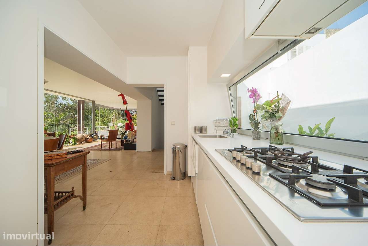 Moradia Contemporânea com Vista Mar e Piscina, Próxima da Beloura e Es-7