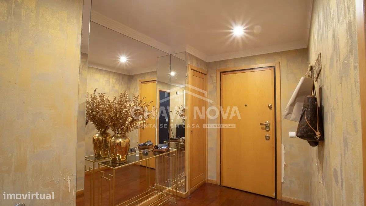 T2+1 Condomínio Fechado c/ Piscina e Lugar de Garagem em Mafamude - Grande imagem: 2/42