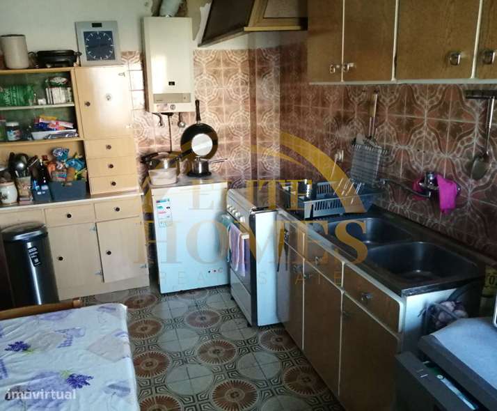 Moradia Bifamiliar com Potencial – Excelente Oportunidade de Investime-8