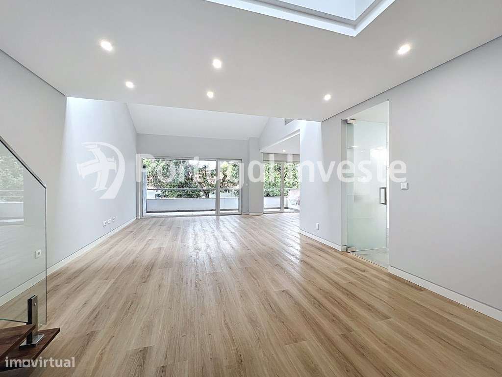 Sublime Duplex T4 com Mezanino no centro de Carcavelos-3