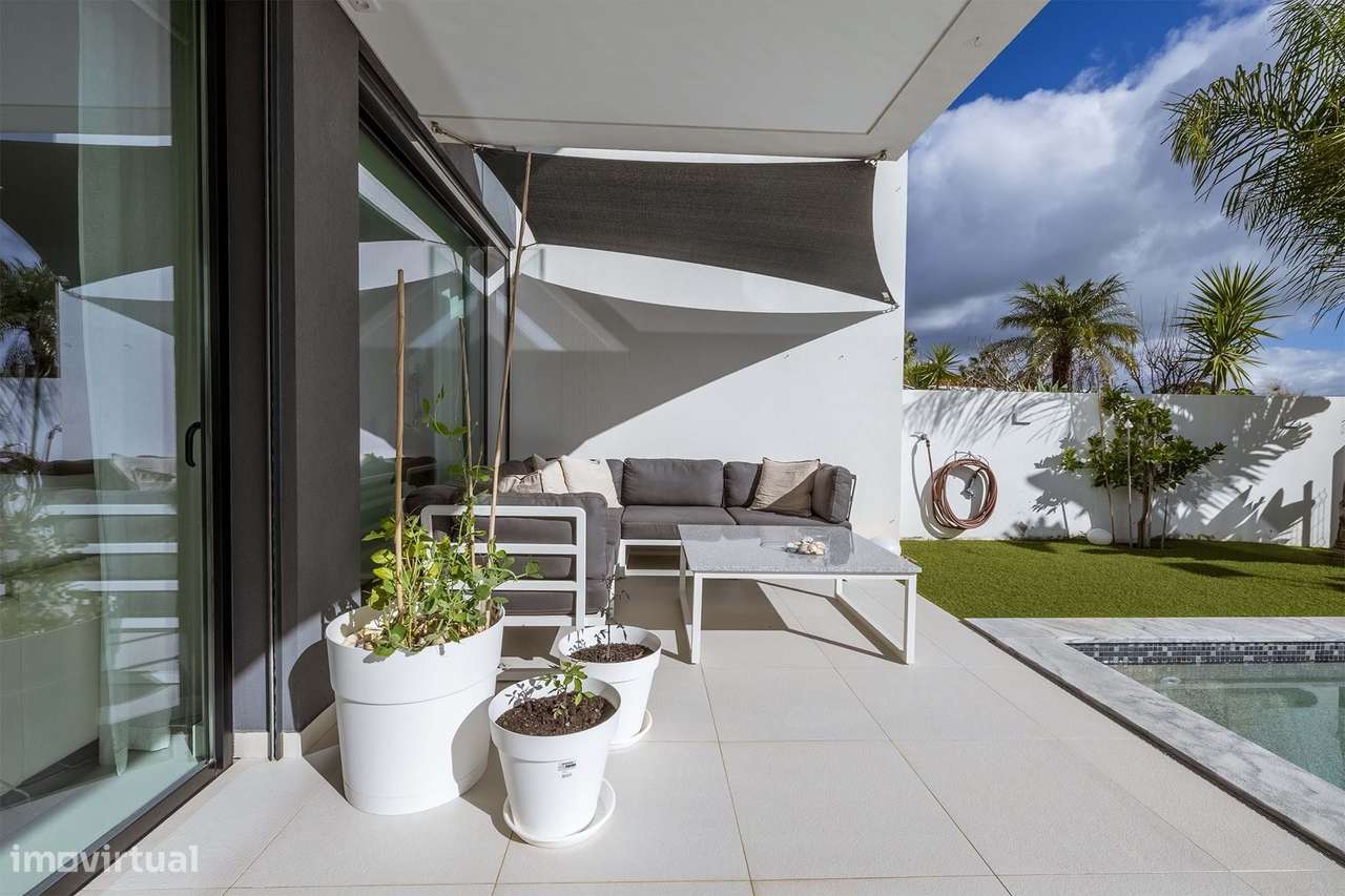 MODERNA E LUXUOSA MORADIA T3 COM PISCINA E GARAGEM PERTO DA MARINA DE-17