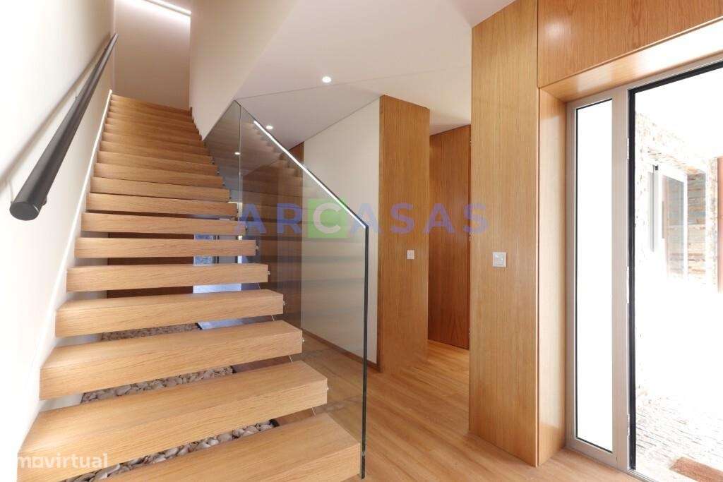 Moradia V3 com jardins e estacionamento na Trofa-10