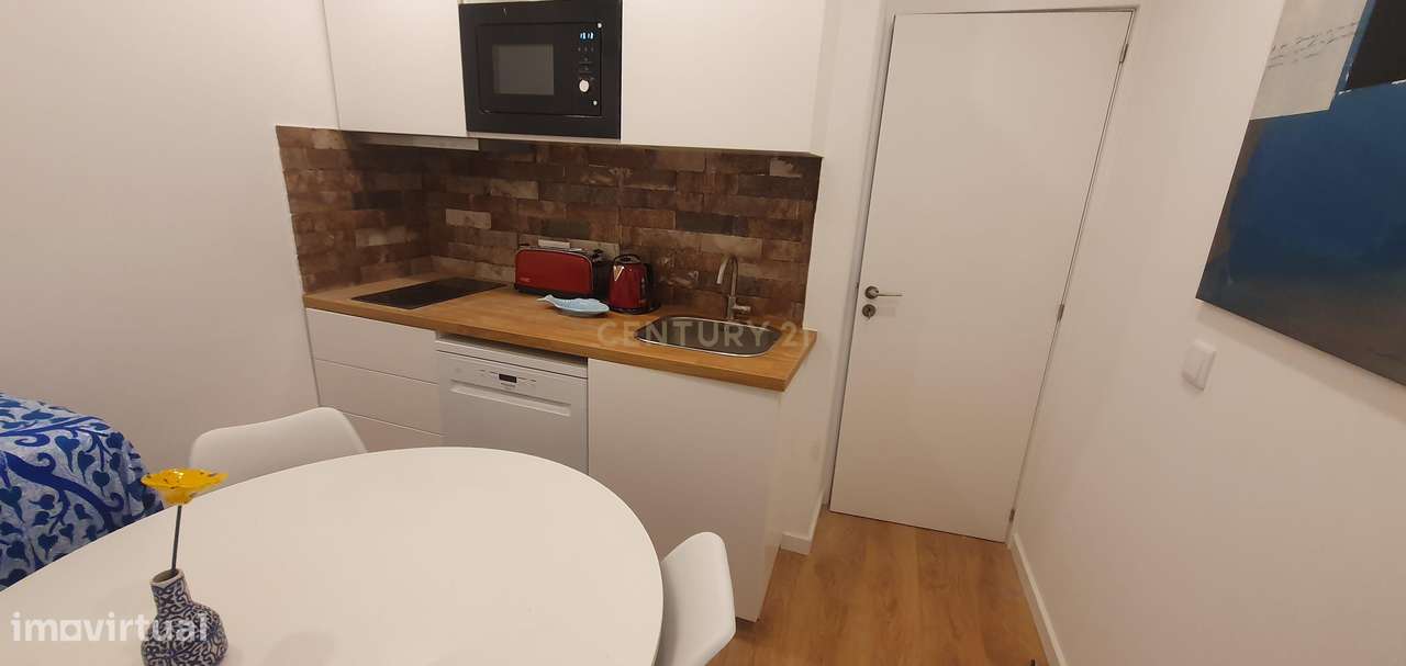 Prédio no Bairro Alto Remodelado com 3 Apartamentos e Loja, um Sonho p-51