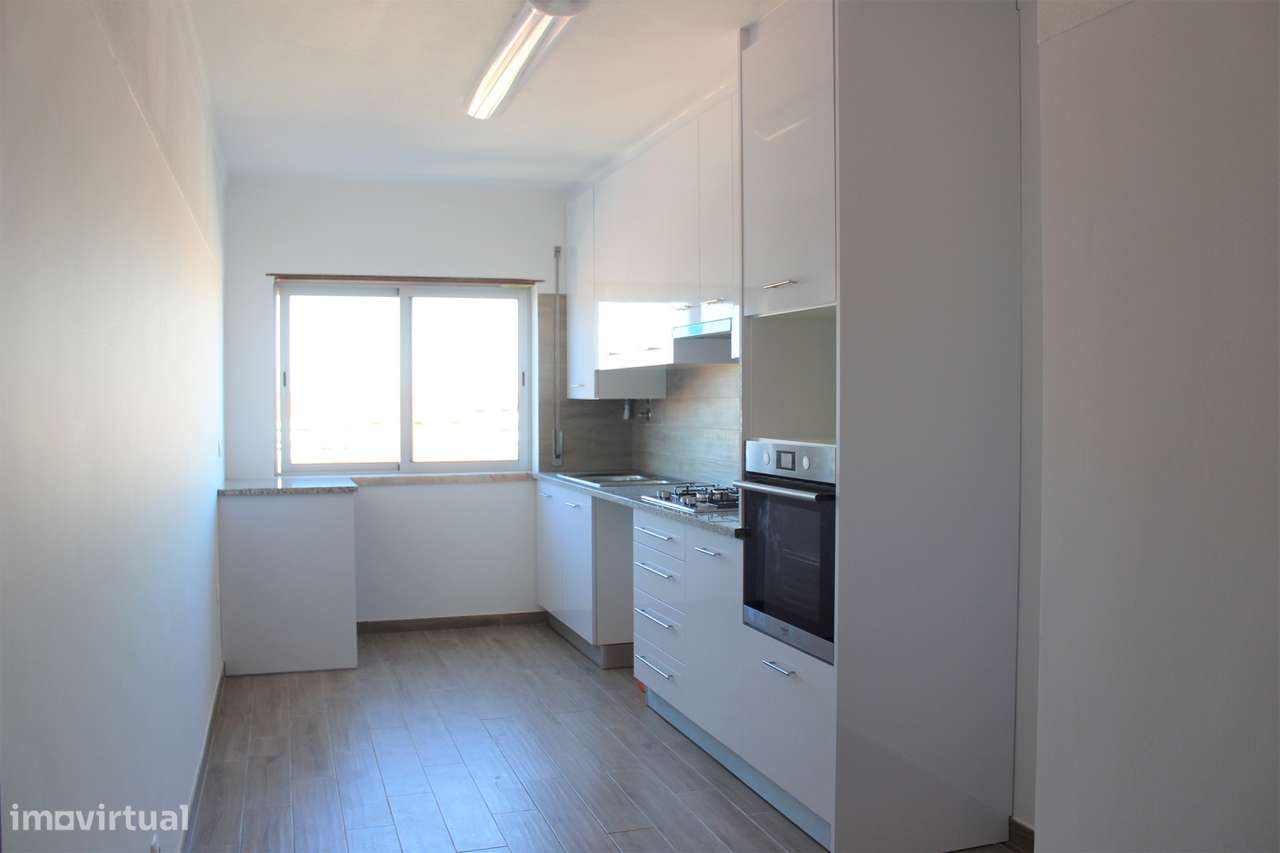 Apartamento T3 / Varandas / Elevador / Lugar de garagem / Sótão/ Cruz - Grande imagem: 2/6