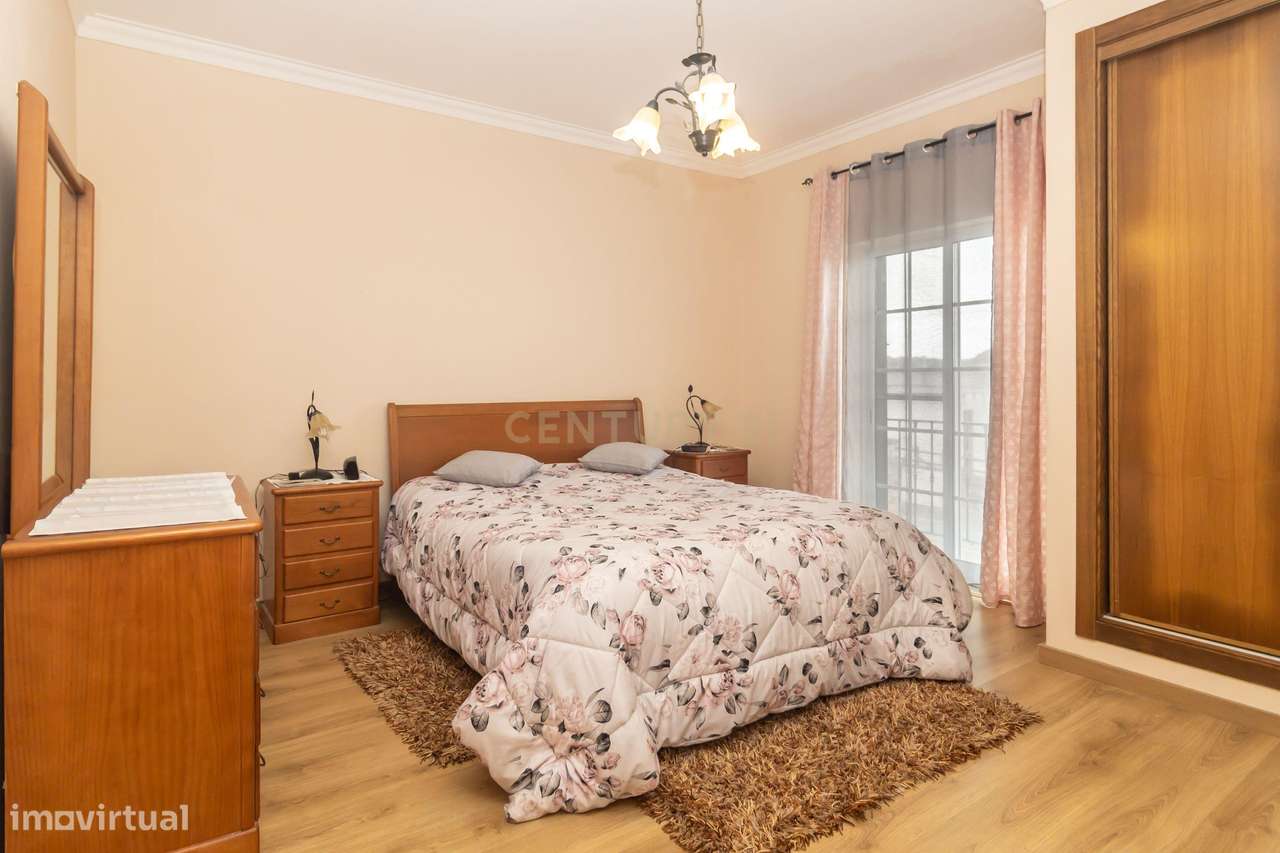 Moradia T4 Independente com garagem e jardim em Setúbal-22