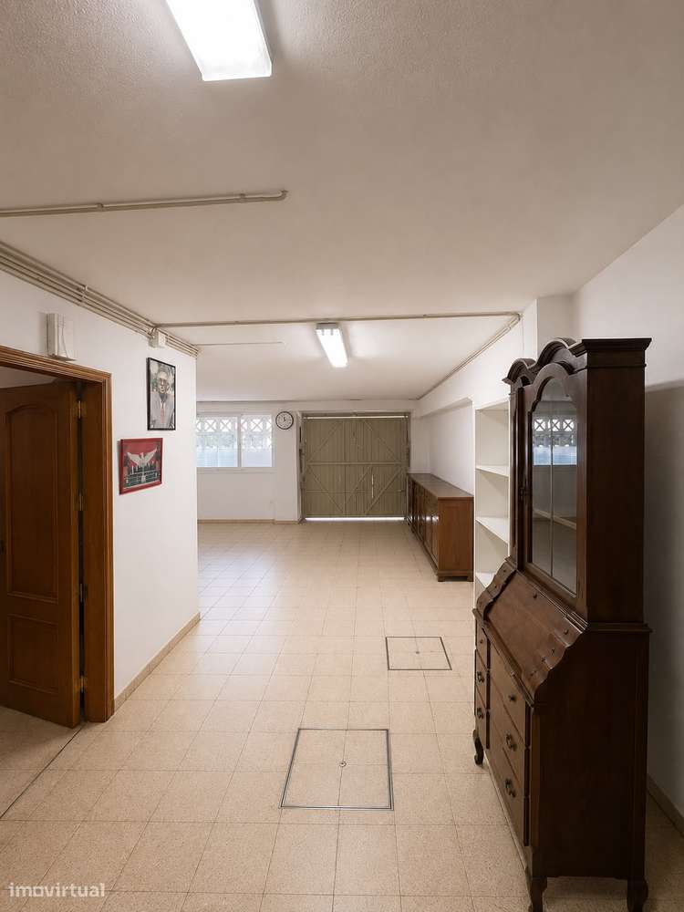 Moradia em Banda T4 de 3 Pisos com Garagem-27